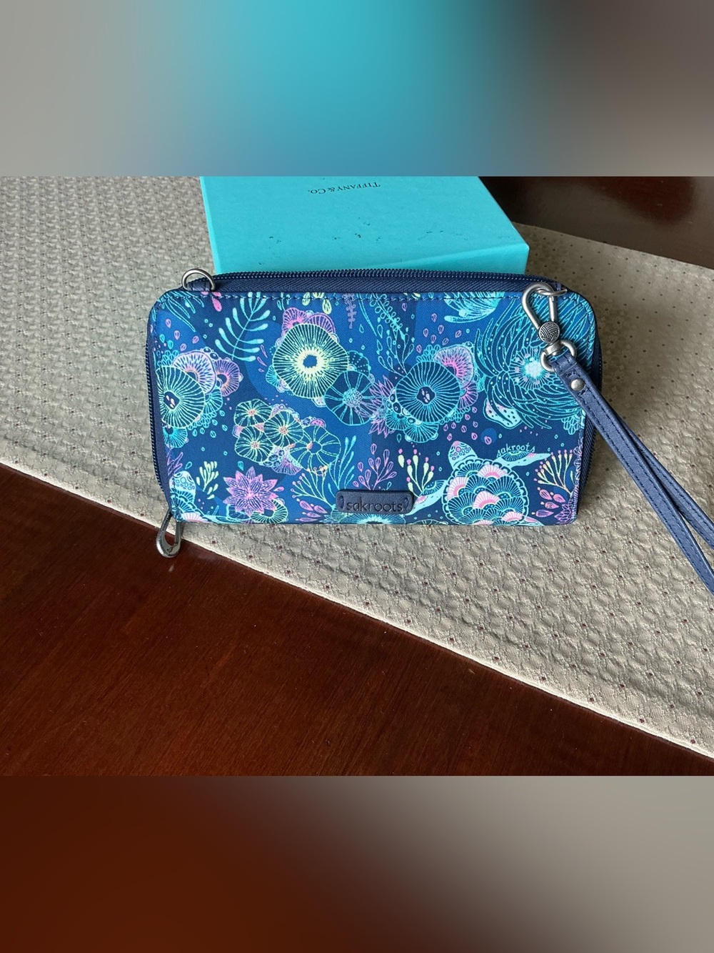 Sakroots Seascape Wristlet smartphone holder - Picture 5 of 7